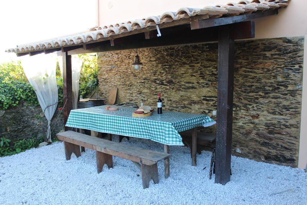 Casa Do Moinho Guest House โอวาร์ ภายนอก รูปภาพ